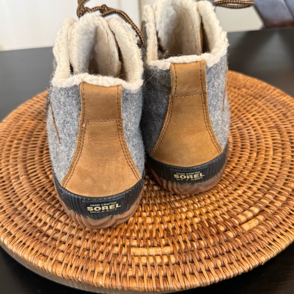 Sorel Gray and Tan Waterproof Boots- insoles missing - Picture 3 of 8